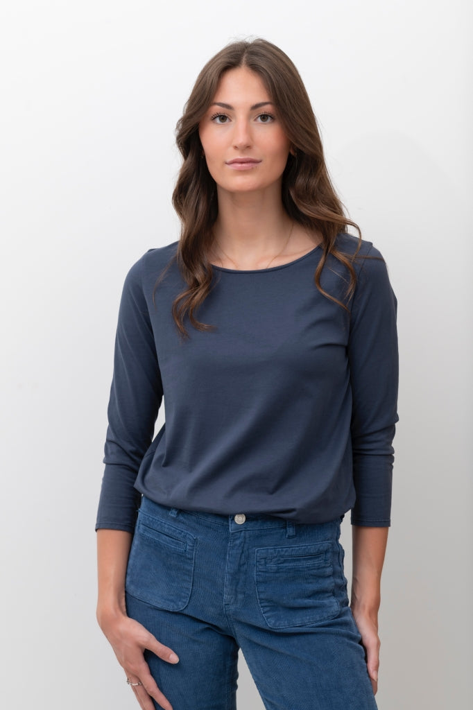 Tee-shirt manches trois quarts en coton bio bleu marine – col danseuse, porté avec un jean taille haute