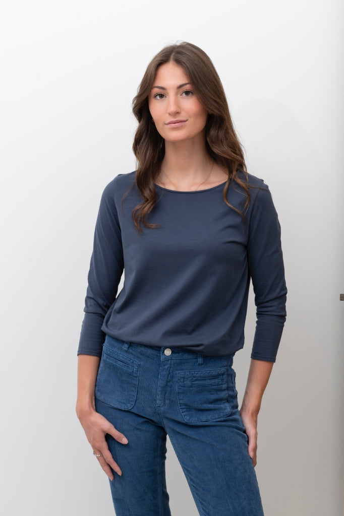Tee-shirt manches trois quarts en coton bio bleu marine – col danseuse, porté avec un jean taille haute