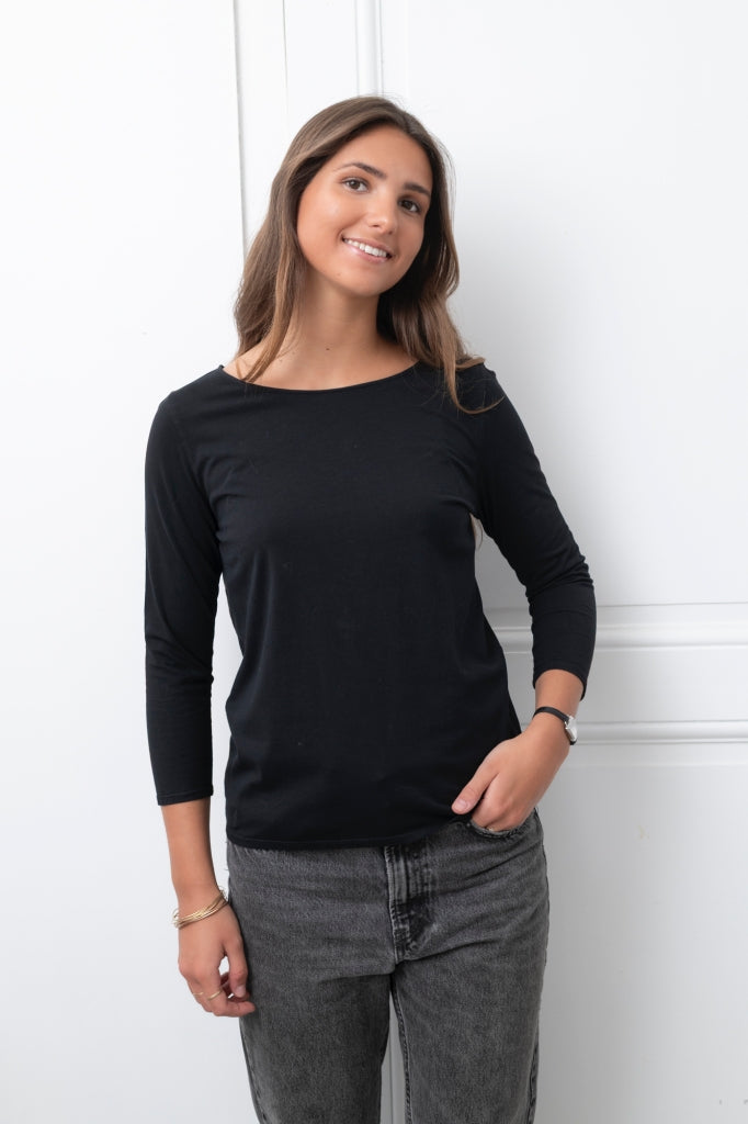 Look chic et sobre avec le tee-shirt Dancing Suny noir