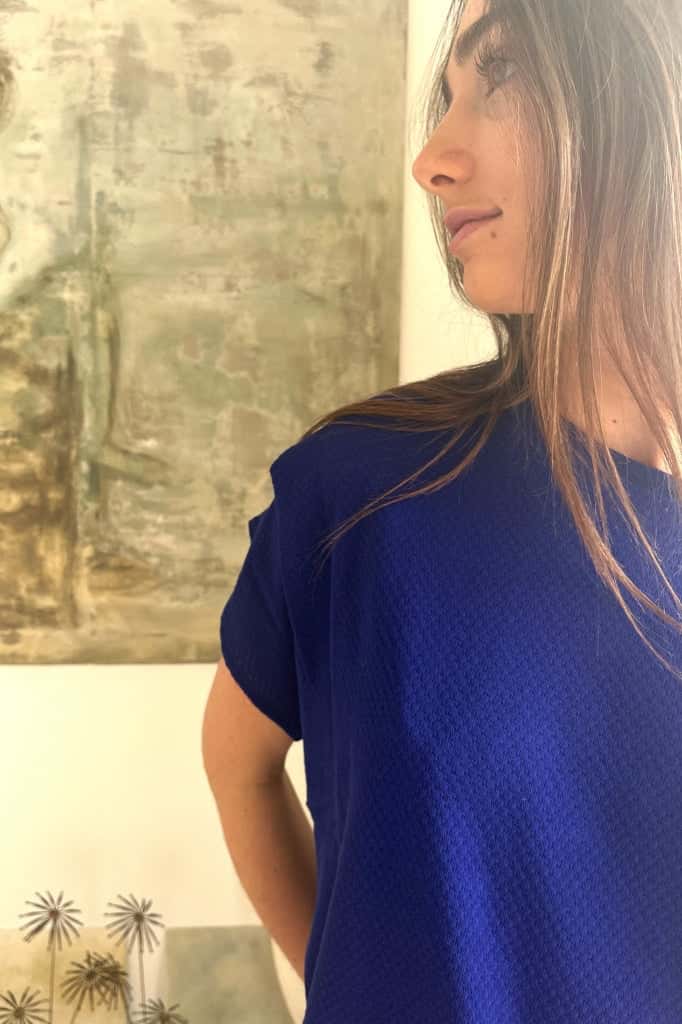 Tee shirt suny chic pour femme oversize col évasé dégagé manche structurée courte tombante à pince en coton bio GOTS et eco responsable bleu outremer bleu vif bleu majorelle