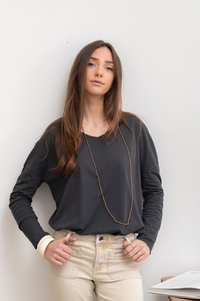 Tee shirt pour femme en coton bio GOTS eco responsable à manche longue, oversize, col V Extra suny noir graphite