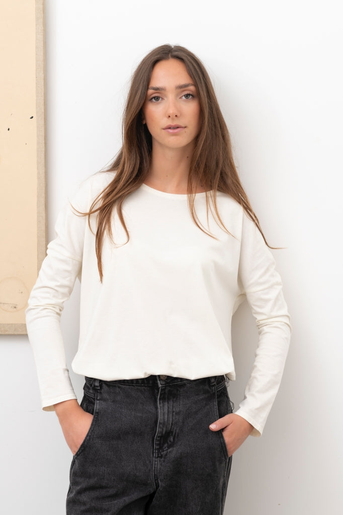 Tee-shirt manches longues Extra Suny en coton bio couleur Beurre frais porté en look décontracté
