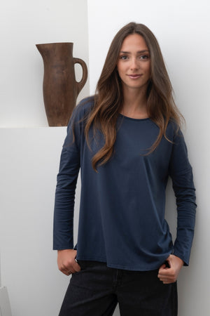 Tee-shirt Extra Suny bleu marine porté, manches longues ajustées et coupe oversize