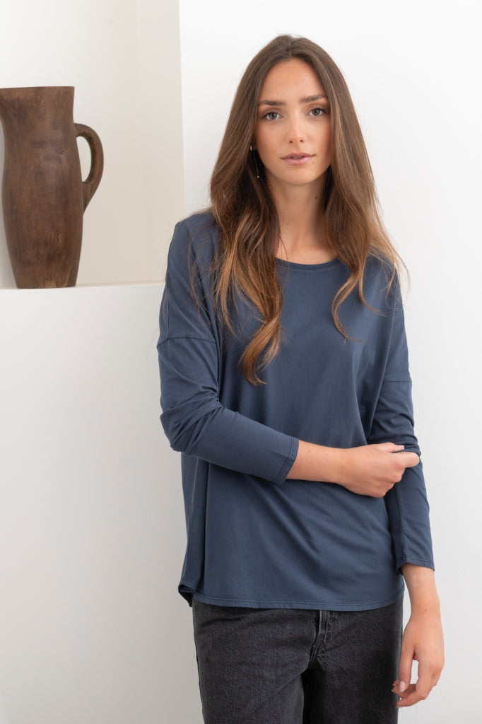 Tee-shirt Extra Suny bleu marine porté, manches longues ajustées et coupe oversize
