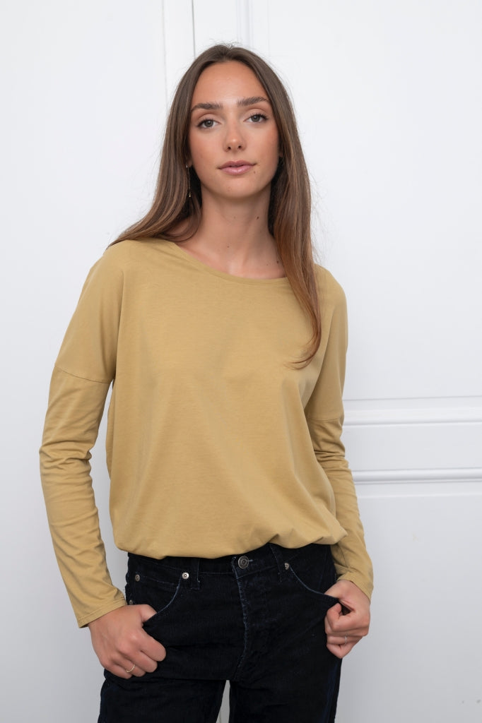 Tee-shirt Extra Suny miel porté avec un jean – look casual chic écoresponsable