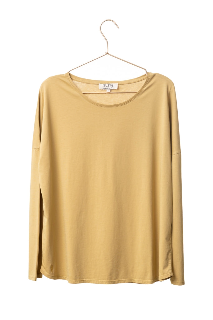 Zoom sur la matière douce et fluide du tee-shirt Extra Suny miel