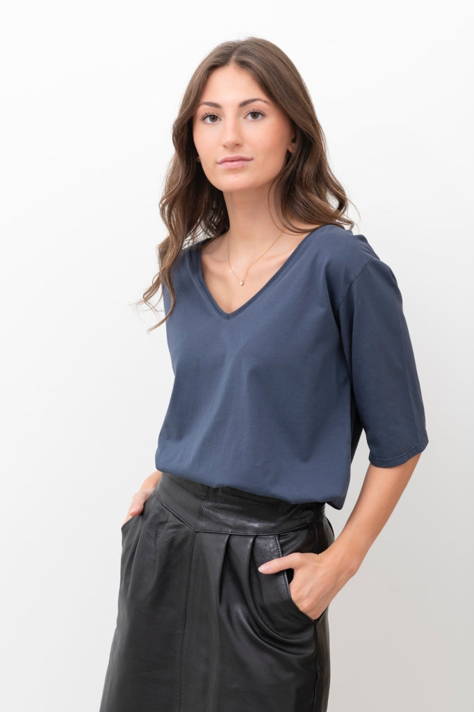 Tee-shirt femme col V manches 3/4 en coton bio bleu marine – coupe flatteuse et responsable