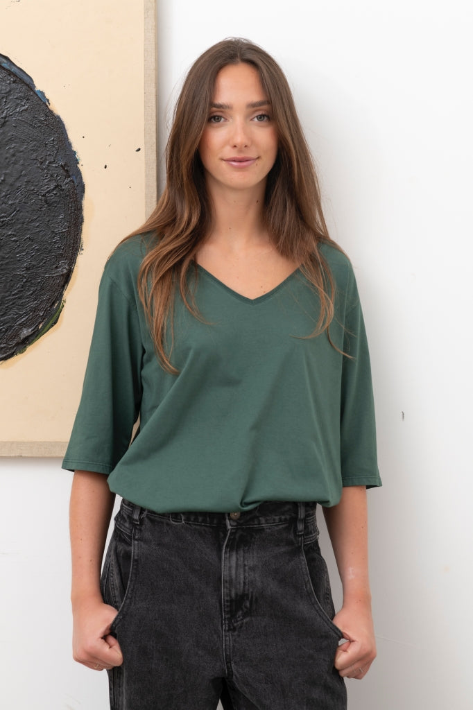 Tee-shirt Flora V vert d’hiver porté – col V et manches longueur coude pour une silhouette élégante