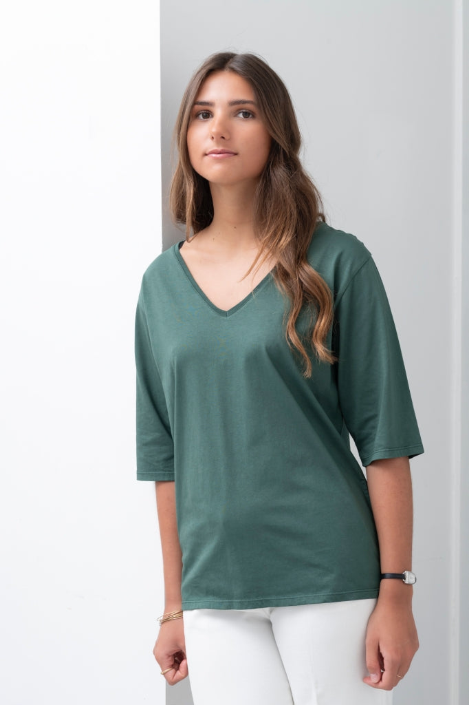 Tee-shirt Flora V vert d’hiver porté – col V et manches longueur coude pour une silhouette élégante