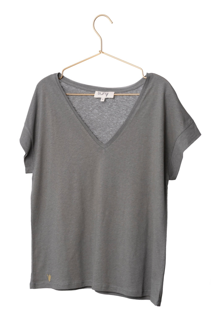Tee-shirt Gloria gris kaki, col V profond, manches courtes échancrées, confectionné en coton et lin bio certifiés GOTS