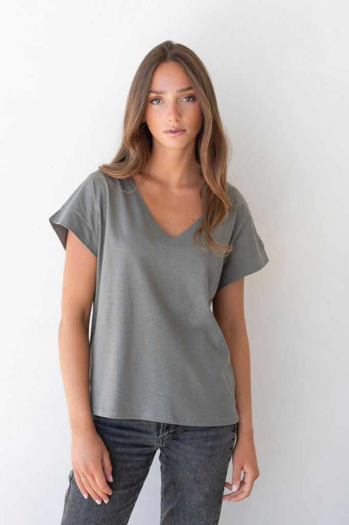 Tee-shirt Gloria gris kaki, col V profond, manches courtes échancrées, confectionné en coton et lin bio certifiés GOTS