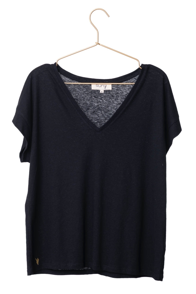 Tee-shirt Gloria noir, col V profond, manches courtes échancrées, confectionné en coton et lin bio certifiés GOTS