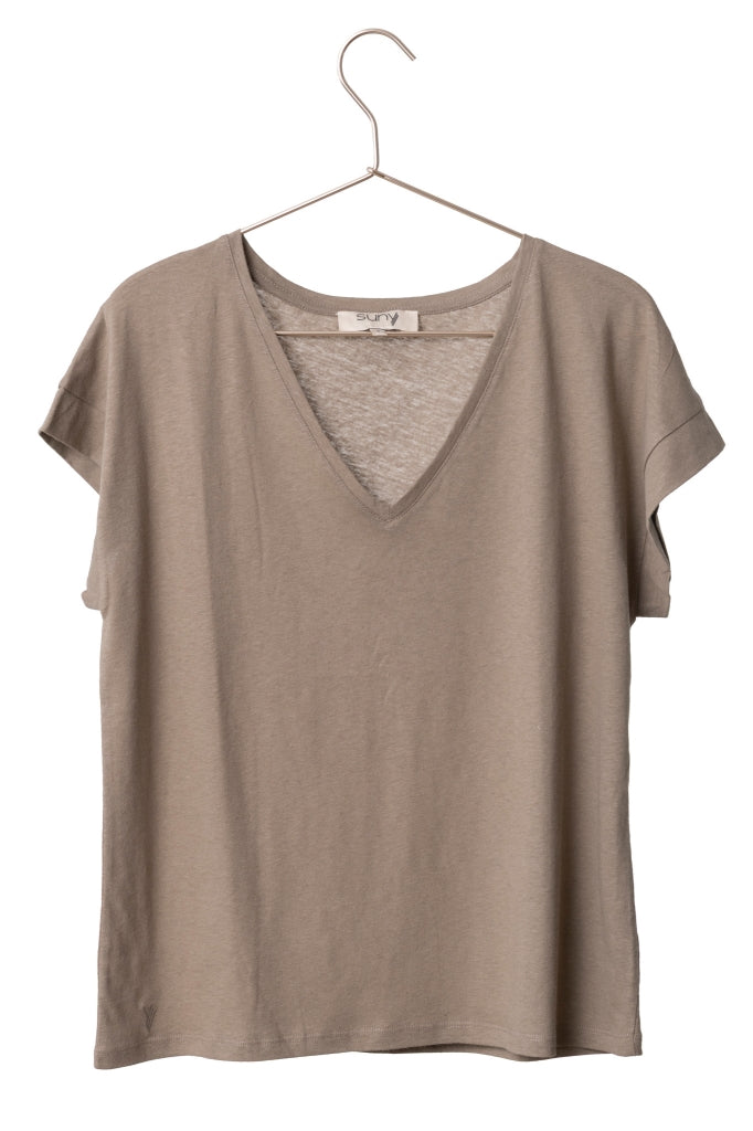Tee-shirt Gloria taupe porté par Margot, coupe droite féminine, basique chic en coton bio et lin bio GOTS