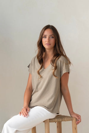 Tee-shirt femme Gloria taupe Suny, col V, manches échancrées, coton bio et lin bio certifiés GOTS