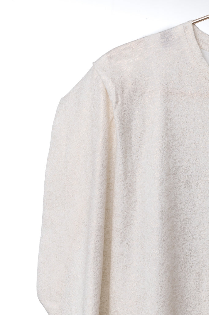 Détail de la matière irisée et Pli structuré à l’épaule du tee-shirt Grace crème fouettée Suny