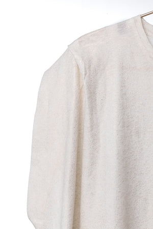 Détail de la matière irisée et Pli structuré à l’épaule du tee-shirt Grace crème fouettée Suny
