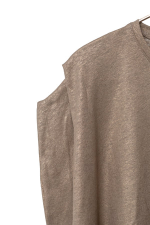 Détail de la matière irisée et  Pli structuré à l’épaule du tee-shirt Grace taupe Suny