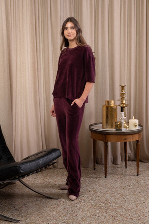 Tee-shirt HERMINE en velours bordeaux  – coton bio GOTS, coupe oversize porté avec le pantalon en velours juliette