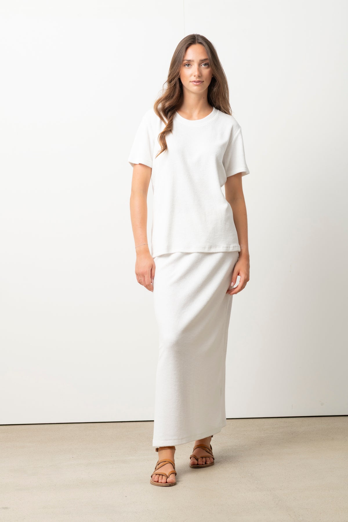Look Suny en éponge bouclette : t-shirt Irène blanc laitage et jupe Gilda, coton bio certifié GOTS