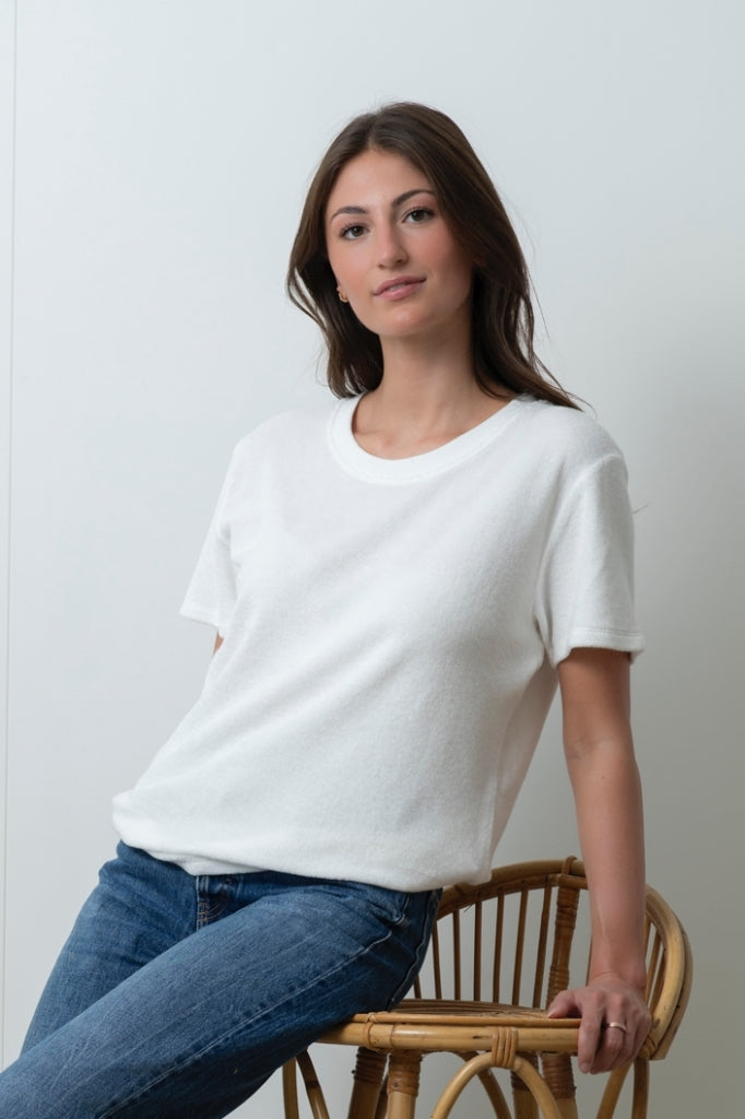 T-shirt femme Irène blanc laitage porté, coupe près du corps sans être moulante, éponge bouclette coton bio