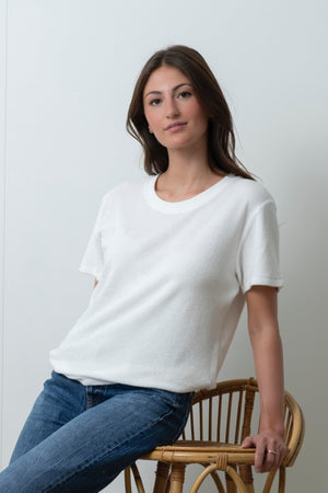 T-shirt femme Irène blanc laitage porté, coupe près du corps sans être moulante, éponge bouclette coton bio