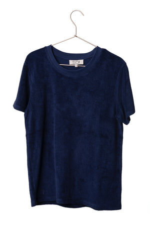 Détail de l’éponge bouclette du t-shirt Irène marine foncé Suny, coton biologique certifié GOTS