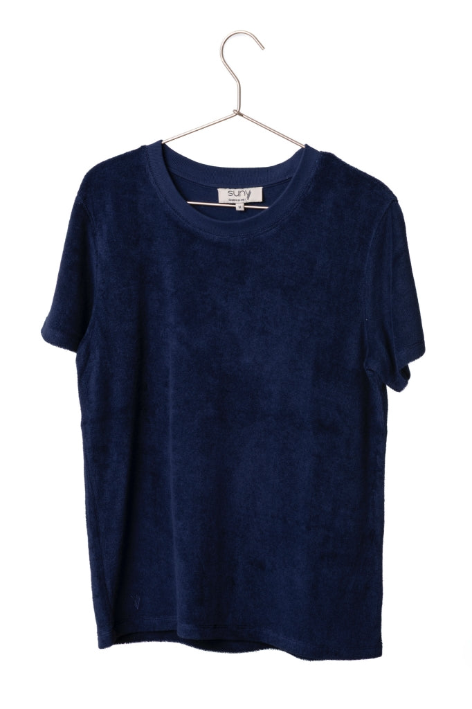 Détail de l’éponge bouclette du t-shirt Irène marine foncé Suny, coton biologique certifié GOTS