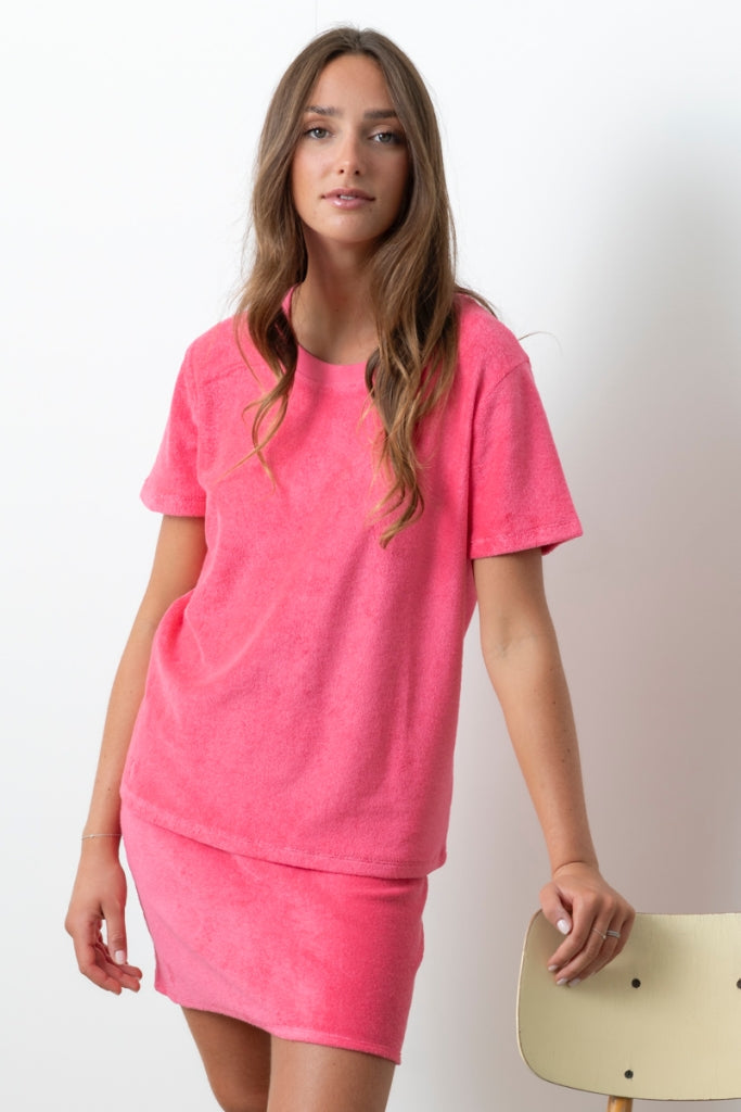 T-shirt femme Irène pink porté, coupe près du corps sans être moulante, éponge bouclette coton bio GOTS