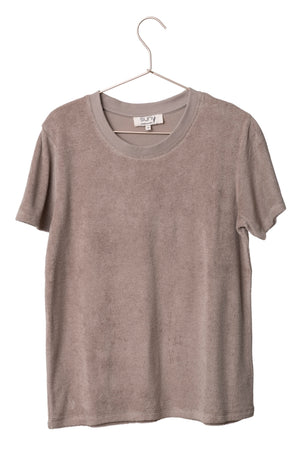 Détail de l’éponge bouclette du t-shirt Irène taupe Suny, coton biologique certifié GOTS