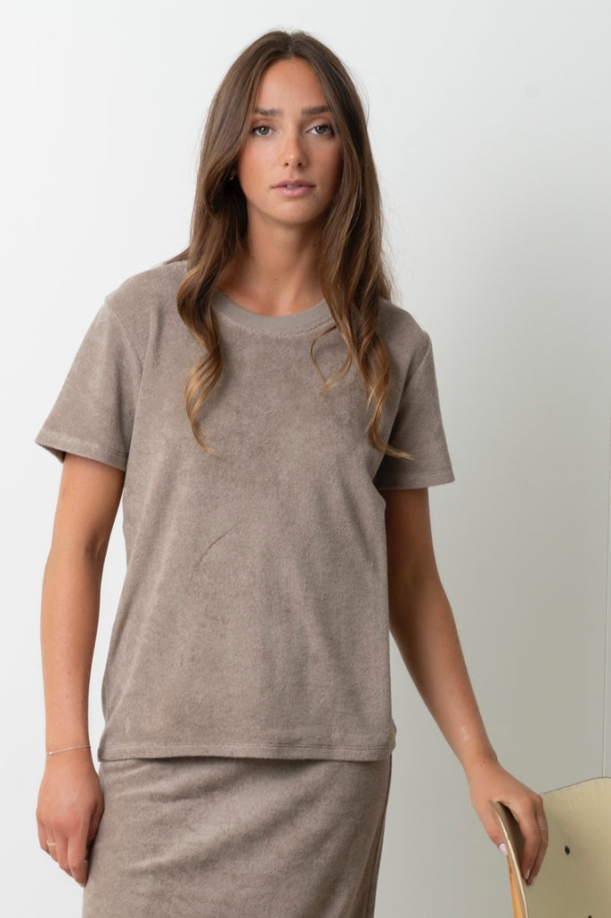 T-shirt femme Irène taupe porté, coupe près du corps sans être moulante, éponge bouclette coton bio