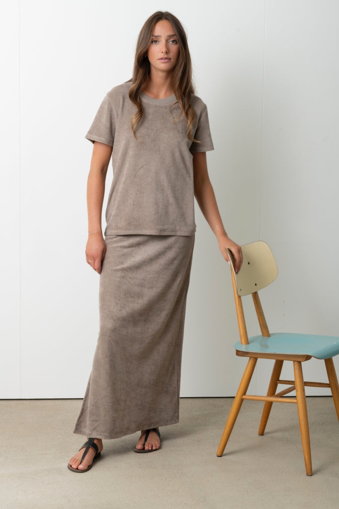 Look Suny en éponge bouclette : t-shirt Irène taupe et jupe Gilda, coton bio certifié GOTS