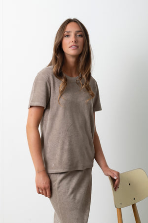 Détail du col rond du t-shirt Irène taupe Suny, finition soignée en éponge bouclette