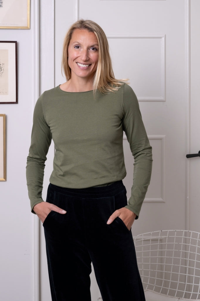 Tee-shirt JUNE kaki vert femme en coton bio manches longues col évasé roulotté Suny