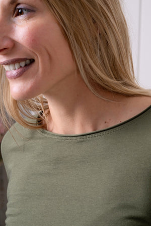 Tee-shirt JUNE kaki vert femme en coton bio manches longues col évasé roulotté Suny