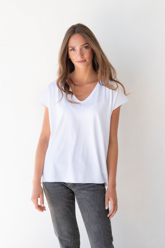 Tee shirt femme manche courte rock court et ample en coton bio GOTS éco responsable sans couture oversize col v blanc 