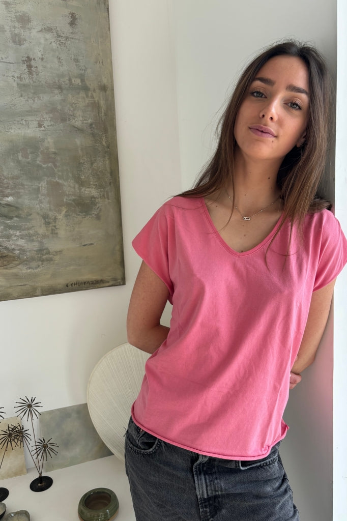 Tee shirt femme oversize col V manche courte coupé bord franc pour un look rock en coton jersey bio de couleur rose framboise GOTS et eco responsable