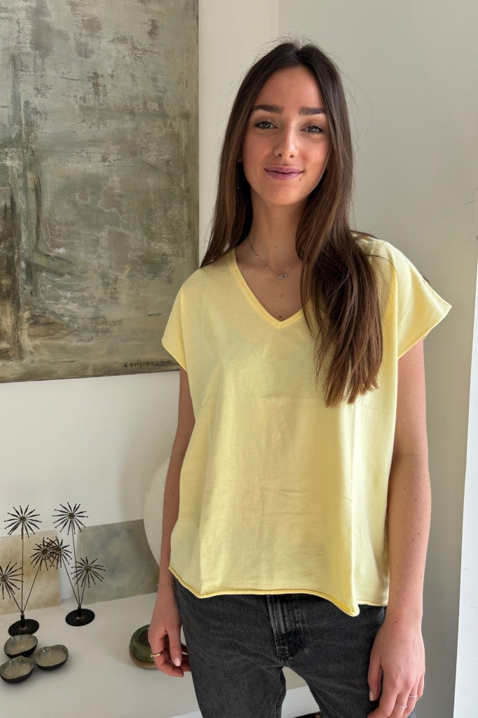 tee shirt femme oversize col V manche courte coupé bord franc pour un look rock en coton jersey bio de couleur jaune paille GOTS et eco responsable