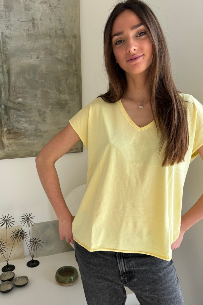 tee shirt femme oversize col V manche courte coupé bord franc pour un look rock en coton jersey bio de couleur jaune paille GOTS et eco responsable
