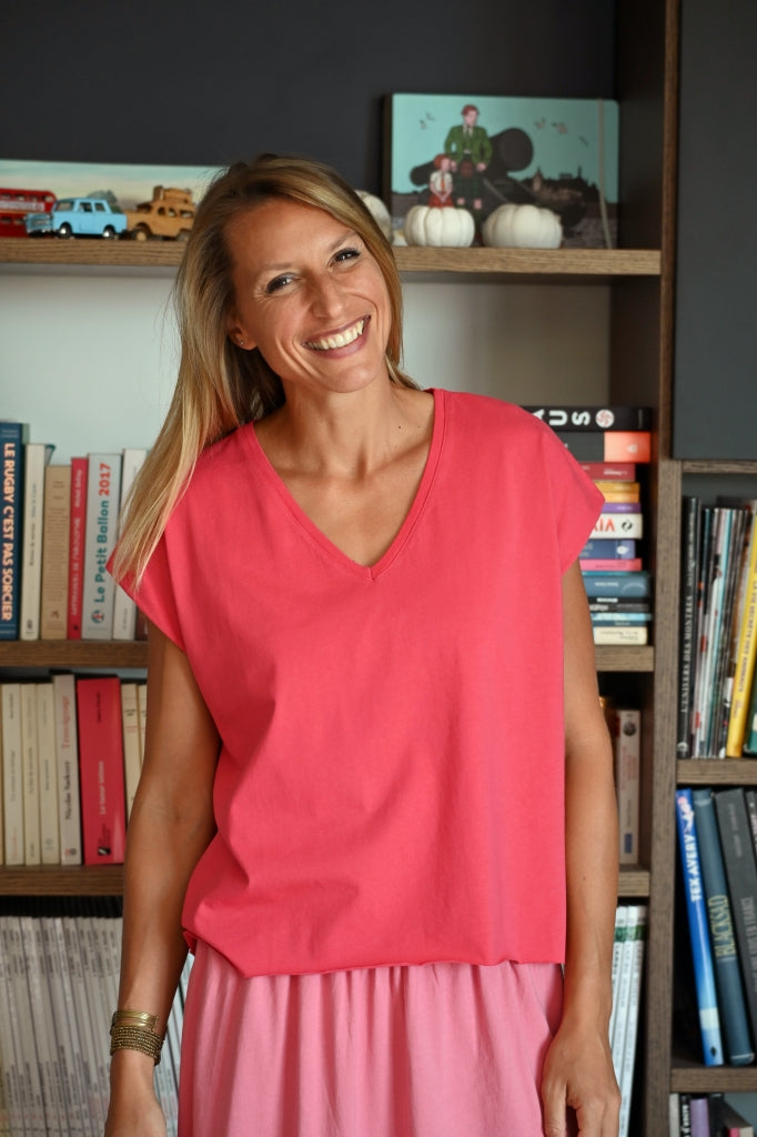 Tee shirt femme manche courte rock court et ample en coton bio GOTS éco responsable sans couture oversize col v rouge rose