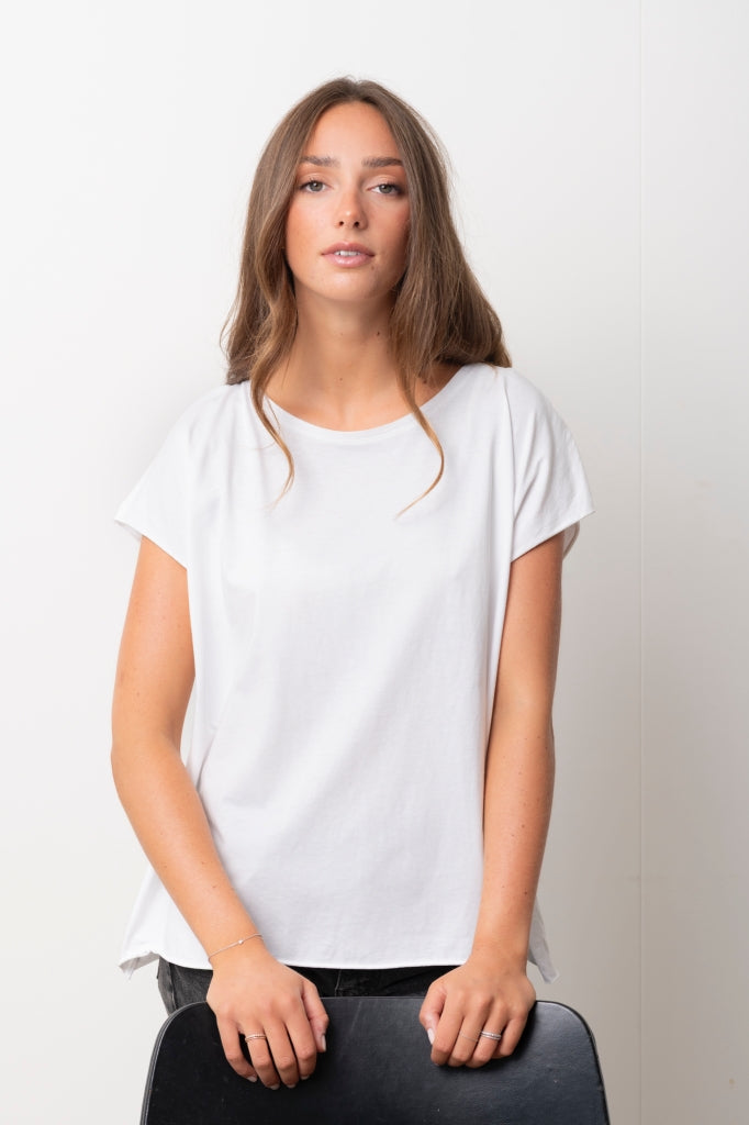 Tee shirt femme oversize col rond encolure ronde manche courte coupé bord franc pour un look rock en coton jersey bio GOTS et éco responsable blanc