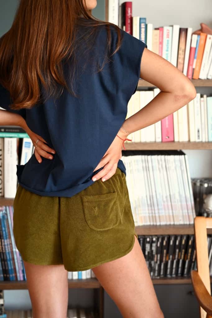 Tee shirt femme oversize col rond encolure ronde manche courte coupé bord franc pour un look rock en coton jersey bio GOTS et éco responsable bleu marine