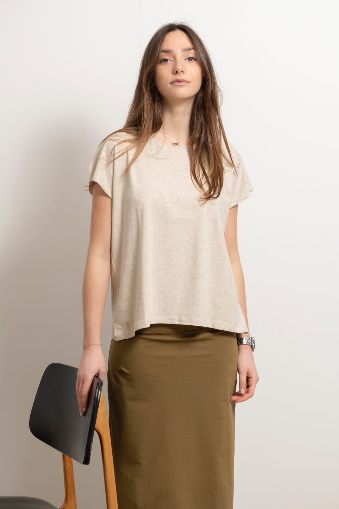 jupe longue marron en coton bio, droite, fendue sur le côté avec une ceinture plate élastiquée   et tee shirt rock en lin et coton upcyclé femme manche courte beige chiné