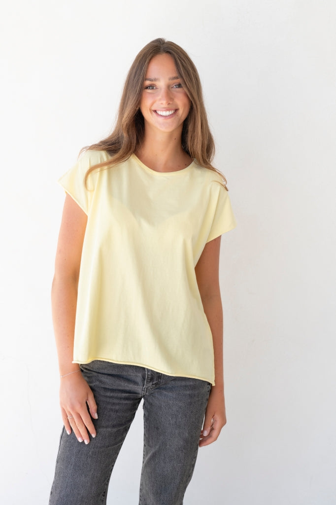 Tee shirt jaune paille jaune clair femme oversize col rond encolure ronde manche courte coupé bord franc pour un look rock en coton jersey bio GOTS et éco responsable