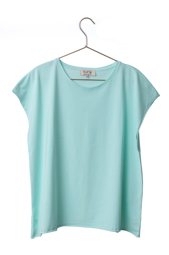 Tee-shirt femme vert d’eau en coton biologique coupe fluide porté par mannequin 1m70 – Suny