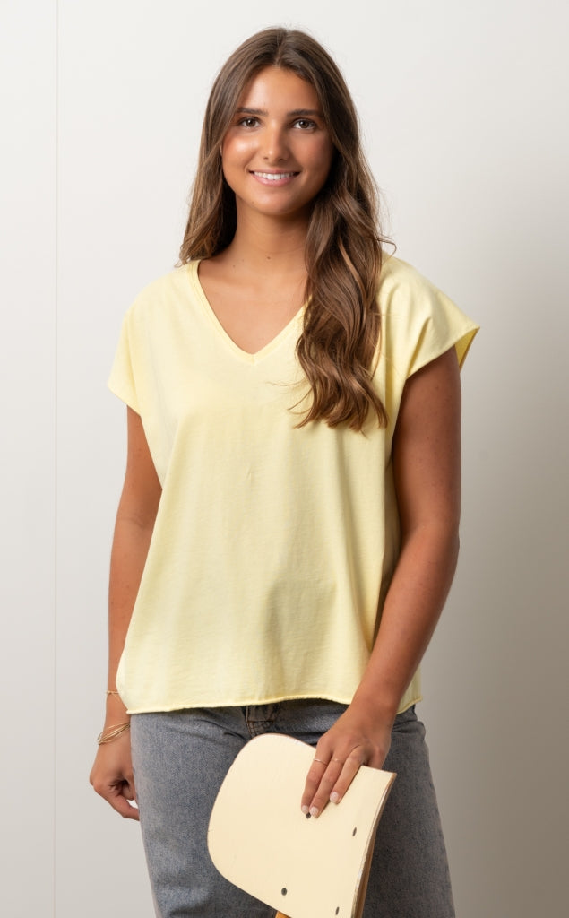 tee shirt femme oversize col V manche courte coupé bord franc pour un look rock en coton jersey bio de couleur jaune paille GOTS et eco responsable