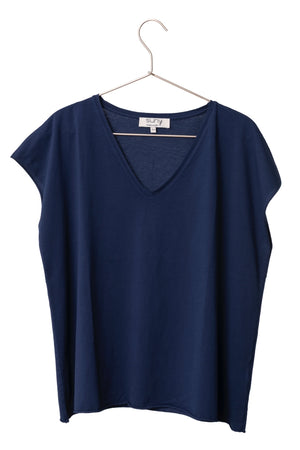 Tee-shirt ROCKY V Suny Marine foncé en coton bio certifié GOTS, col V, coupe loose, bords francs roulottés, jersey 160 g/m²