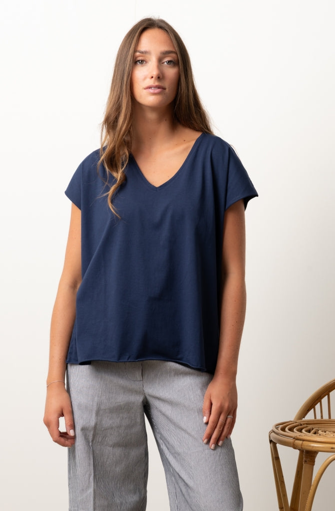 Tee-shirt ROCKY V Suny Marine foncé en coton bio certifié GOTS, col V, coupe loose, bords francs roulottés, jersey 160 g/m²