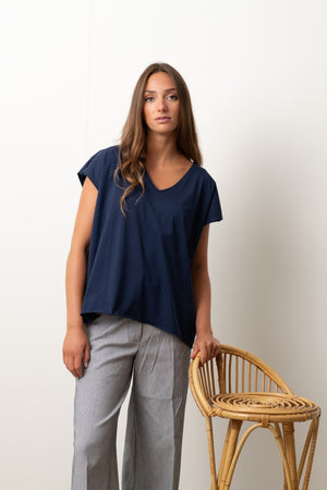 Tee-shirt ROCKY V Suny Marine foncé en coton bio certifié GOTS, col V, coupe loose, bords francs roulottés, jersey 160 g/m²