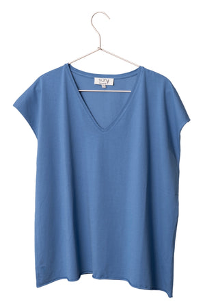 Tee-shirt ROCKY V Suny Paradis bleu en coton bio certifié GOTS, col V, coupe loose, bords francs roulottés, jersey 160 g/m²