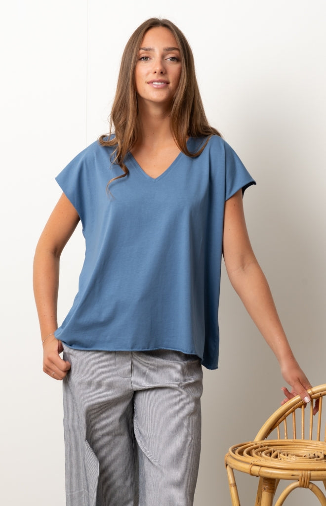 Tee-shirt ROCKY V Suny Paradis bleu en coton bio certifié GOTS, col V, coupe loose, bords francs roulottés, jersey 160 g/m²